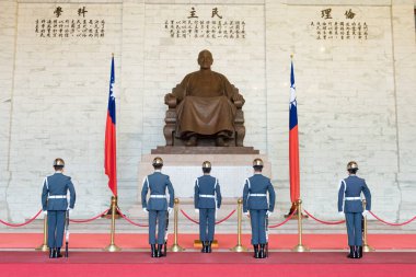 Taipei, Tayvan - Chiang Kai-shek Anıt Salonu 'nda onur muhafızlarının değişimi. Tayvan 'ın Taipei şehrinde ünlü bir turizm merkezi..