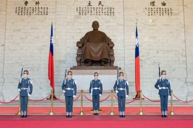 Taipei, Tayvan - Chiang Kai-shek Anıt Salonu 'nda onur muhafızlarının değişimi. Tayvan 'ın Taipei şehrinde ünlü bir turizm merkezi..
