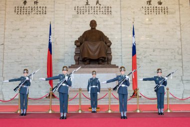 Taipei, Tayvan - Chiang Kai-shek Anıt Salonu 'nda onur muhafızlarının değişimi. Tayvan 'ın Taipei şehrinde ünlü bir turizm merkezi..