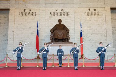 Taipei, Tayvan - Chiang Kai-shek Anıt Salonu 'nda onur muhafızlarının değişimi. Tayvan 'ın Taipei şehrinde ünlü bir turizm merkezi..