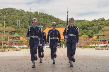 Taipei, Tayvan - Ulusal Devrimci Şehitler Tapınağı 'nın (Taipei Şehitleri Tapınağı) onurlu muhafızlarının değiştirilmesi. Tayvan 'ın Taipei şehrinde ünlü bir turizm merkezi..