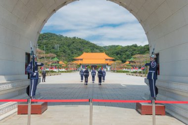 Taipei, Tayvan - Ulusal Devrimci Şehitler Tapınağı 'nın (Taipei Şehitleri Tapınağı) onurlu muhafızlarının değiştirilmesi. Tayvan 'ın Taipei şehrinde ünlü bir turizm merkezi..