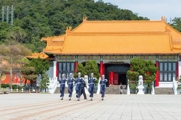 Taipei Taiwán Cambio Guardias Honrados Santuario Nacional Los Mártires Revolucionarios — Foto de Stock