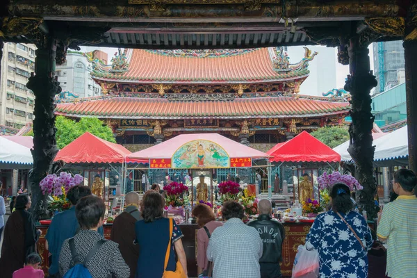 Taipei, Tayvan - Tayvan 'daki Bangka Lungshan Tapınağı. Tapınak ilk olarak 1738 'de inşa edildi..