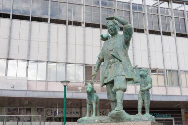 Okayama, Japonya - Okayama, Japonya 'daki Okayama İstasyonu' nda Momotaro Heykeli. Momotaro (Şeftali Çocuk) Japon folklorunun popüler kahramanıdır..