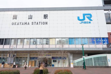 Okayama, Japonya - Okayama, Japonya 'daki Okayama İstasyonu. İstasyon Batı Japonya Demiryolu Şirketi (JR West) tarafından işletilmektedir.).