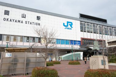 Okayama, Japonya - Okayama, Japonya 'daki Okayama İstasyonu. İstasyon Batı Japonya Demiryolu Şirketi (JR West) tarafından işletilmektedir.).