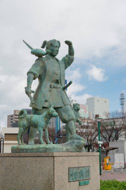 Okayama, Japonya - Okayama, Japonya 'daki Okayama İstasyonu' nda Momotaro Heykeli. Momotaro (Şeftali Çocuk) Japon folklorunun popüler kahramanıdır..