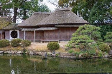 Okayama, Japonya - Okayama, Japonya 'daki Korakuen Bahçesi. Korakuen 1700 yılında Okayama Lordu Ikeda Tsunamasa tarafından inşa edildi. Japonya 'nın üç büyük bahçesinden biridir..