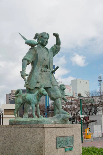 岡山県 日本の岡山駅で桃太郎像 桃太郎 桃太郎 日本の民間伝承の英雄 ロイヤリティフリーのストック写真