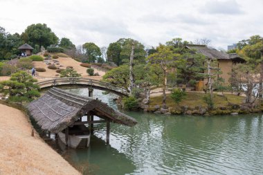 Okayama, Japonya - Okayama, Japonya 'daki Korakuen Bahçesi. Korakuen 1700 yılında Okayama Lordu Ikeda Tsunamasa tarafından inşa edildi. Japonya 'nın üç büyük bahçesinden biridir..