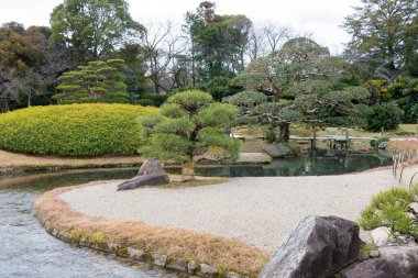 Okayama, Japonya - Okayama, Japonya 'daki Korakuen Bahçesi. Korakuen 1700 yılında Okayama Lordu Ikeda Tsunamasa tarafından inşa edildi. Japonya 'nın üç büyük bahçesinden biridir..