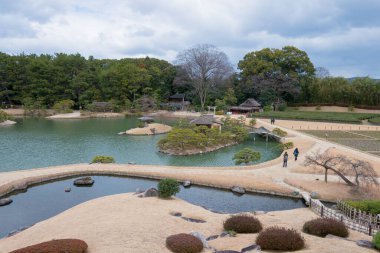 Okayama, Japonya - Okayama, Japonya 'daki Korakuen Bahçesi. Korakuen 1700 yılında Okayama Lordu Ikeda Tsunamasa tarafından inşa edildi. Japonya 'nın üç büyük bahçesinden biridir..