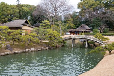 Okayama, Japonya - Okayama, Japonya 'daki Korakuen Bahçesi. Korakuen 1700 yılında Okayama Lordu Ikeda Tsunamasa tarafından inşa edildi. Japonya 'nın üç büyük bahçesinden biridir..