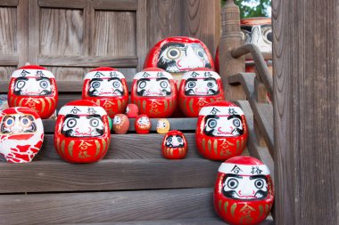 Okayama, Japonya - Kurashiki, Okayama, Japonya 'daki Achi Tapınağı' nda Daruma bebekleri. Tapınakların 400 yıllık bir geçmişi var..