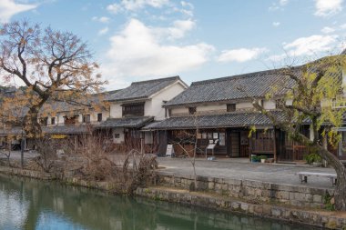 Okayama, Japonya - Kurashiki Bikan tarihi bölgesi. Kurashiki, Okayama, Japonya 'da ünlü bir turizm merkezi..