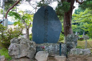 Iwate, Japonya - Japonya Hiraizumi, Iwate, Japonya 'daki Chusonji Tapınağı' nda Benkei Mezarı. Özel tarihi bir mekan olarak belirlendi..