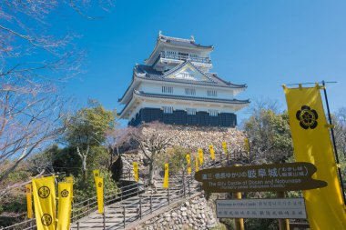 Gifu, Japonya - Japonya 'daki Kinka Dağı' ndaki Gifu Kalesi (Kinkazan). Ana kule ilk olarak 1201 'de inşa edildi, 1956' da yeniden inşa edildi..