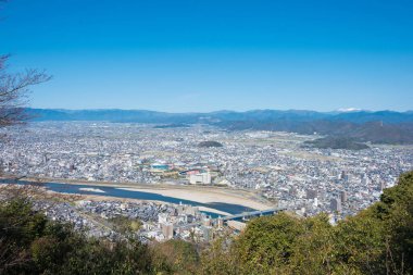 Gifu, Japonya - Japonya 'nın Gifu kentindeki Kinkazan Dağı' ndaki Gifu Kalesi 'nden güzel manzara. Ana kule ilk olarak 1201 'de inşa edildi, 1956' da yeniden inşa edildi..