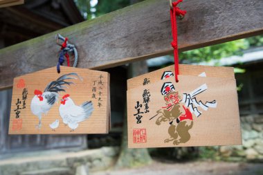 Gifu, Japonya - Hie Shrine 'da geleneksel ahşap dua tableti (Ema). Takayama, Gifu, Japonya 'da ünlü bir tarihi mekan..