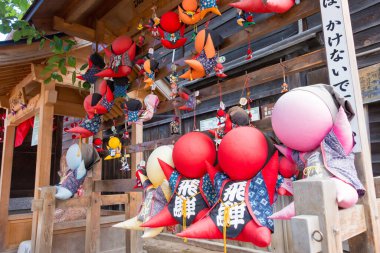 Gifu, Japonya - Japonya, Gifu, Japonya 'daki Hida Kokubun-ji Tapınağında Sarubobo. Sarubobo, Japonya 'nın Gifu ilindeki Takayama şehrinde bulunan bir muskadır..