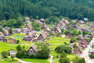 Gifu, Japonya - Japonya 'daki Shirakawago, Gifu' daki Ogimachi Köyü 'ndeki Gthe-zukuri evleri. UNESCO Dünya Mirasları Bölgesi - Shirakawa-go ve Gokayama 'nın Tarihi Köyleri.