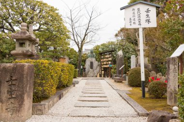 Kyoto, Japonya - Mibuduka (Shinsengumi mezarları) Kyoto, Japonya 'daki Mibu-dera Tapınağı' nda. Shinsengumi, 1864 yılında Tokugawa Şogunluğu tarafından organize edilen özel bir samuray polisiydi..