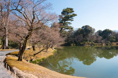 Kyoto, Japonya - Japonya 'daki Sento İmparatorluk Sarayı (Sento Gosho). Eskiden emekli imparatorlar için bir saray olan büyük bir bahçe..