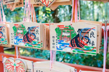 Kyoto, Japonya - Japonya, Kyoto, Arashiyama 'daki Nonomiya Tapınağı' nda geleneksel ahşap ibadet tableti (Ema). Ise Tapınağı 'nda hizmet eden İmparatorluk Prensesleri kendilerini arındırmak için ilk kez burada ikamet ettiler..
