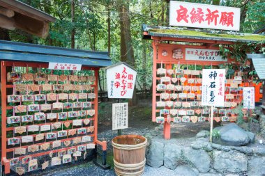Kyoto, Japonya - Japonya, Kyoto, Arashiyama 'daki Nonomiya Tapınağı' nda geleneksel ahşap ibadet tableti (Ema). Ise Tapınağı 'nda hizmet eden İmparatorluk Prensesleri kendilerini arındırmak için ilk kez burada ikamet ettiler..