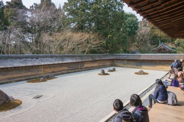 Kyoto, Japonya - Kare-sansui Zen bahçesi Japonya 'nın Kyoto kentindeki Ryoan-ji Tapınağı' nda. UNESCO 'nun Dünya Mirası Alanı olan Antik Kyoto Tarihi Eserleri' nin bir parçasıdır..