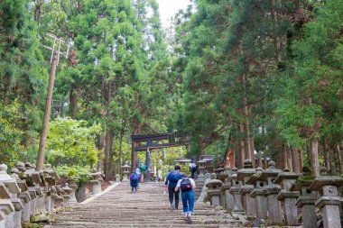 Kyoto, Japonya - Atago Dağı 'ndaki tapınağa yaklaş. Atago, Kyoto, Japonya 'da. Atago Tapınağı, Japonya 'nın Kyoto kentinin kuzeybatısındaki Atago Dağı' nda bir Shinto tapınağıdır..