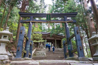 Kyoto, Japonya - Atago Dağı 'ndaki tapınağa yaklaş. Atago, Kyoto, Japonya 'da. Atago Tapınağı, Japonya 'nın Kyoto kentinin kuzeybatısındaki Atago Dağı' nda bir Shinto tapınağıdır..