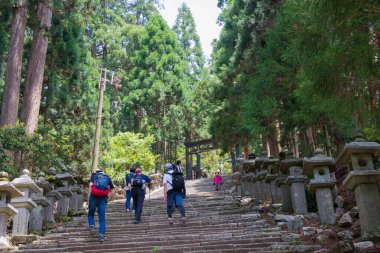 Kyoto, Japonya - Atago Dağı 'ndaki tapınağa yaklaş. Atago, Kyoto, Japonya 'da. Atago Tapınağı, Japonya 'nın Kyoto kentinin kuzeybatısındaki Atago Dağı' nda bir Shinto tapınağıdır..