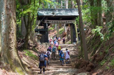 Kyoto, Japonya - Atago Dağı 'ndaki tapınağa yaklaş. Atago, Kyoto, Japonya 'da. Atago Tapınağı, Japonya 'nın Kyoto kentinin kuzeybatısındaki Atago Dağı' nda bir Shinto tapınağıdır..