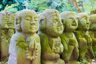 Kyoto, Japonya - Japonya 'daki Otagi Nenbutsu-ji Tapınağı' nda Rakan heykelleri. Tapınak 1955 'te yeniden inşa edildi..