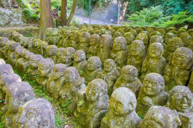 Kyoto, Japonya - Japonya 'daki Otagi Nenbutsu-ji Tapınağı' nda Rakan heykelleri. Tapınak 1955 'te yeniden inşa edildi..