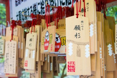 Kyoto, Japonya - Japonya, Kyoto 'daki Kurama-dera Tapınağı' ndaki Yuki Tapınağı 'nda geleneksel ahşap dua tableti (Ema). Tapınak M.S. 940 yılında kuruldu..