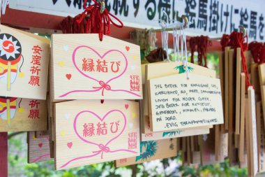 Kyoto, Japonya - Japonya, Kyoto 'daki Kurama-dera Tapınağı' ndaki Yuki Tapınağı 'nda geleneksel ahşap dua tableti (Ema). Tapınak M.S. 940 yılında kuruldu..