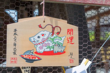 Kyoto, Japonya - Japonya 'daki Matsunoo-taisha Tapınağı' nda geleneksel ahşap dua tableti (Ema). Matsuno 'o Taisha' nın 701 yılında kurulduğu söyleniyor..
