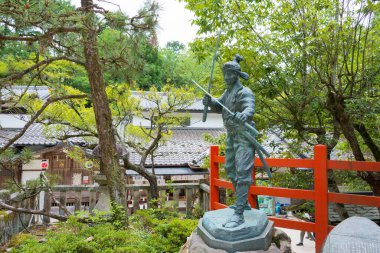 Kyoto, Japonya - Japonya 'daki Hachidai-Jinja Tapınağı' nda Miyamoto Musashi Heykeli. Miyamoto Musashi (1584-1645) bir Japon kılıç ustası, filozof, stratejist, yazar ve ronin..