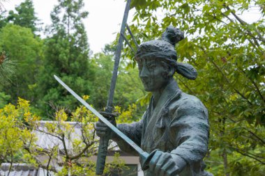 Kyoto, Japonya - Japonya 'daki Hachidai-Jinja Tapınağı' nda Miyamoto Musashi Heykeli. Miyamoto Musashi (1584-1645) bir Japon kılıç ustası, filozof, stratejist, yazar ve ronin..