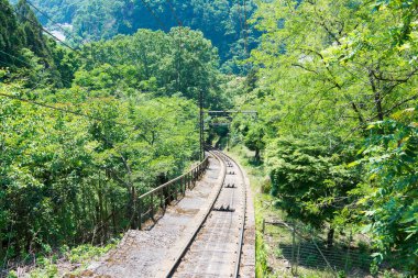 Kyoto, Japonya - Japonya 'daki Eizan Kablosu. Keifuku Electric Railroad tarafından işletilen bir şirket. Hat 1925 yılında Hiei Dağı 'ndaki ünlü bir tapınak olan Enryaku-ji' ye batı yolu olarak açıldı..