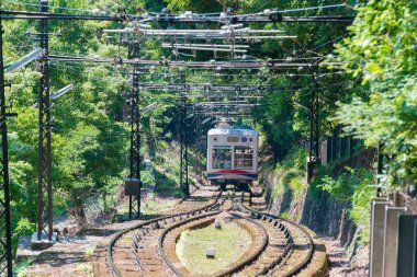 Kyoto, Japonya - Japonya 'daki Eizan Kablosu. Keifuku Electric Railroad tarafından işletilen bir şirket. Hat 1925 yılında Hiei Dağı 'ndaki ünlü bir tapınak olan Enryaku-ji' ye batı yolu olarak açıldı..