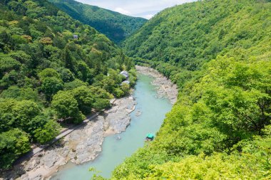 Kyoto, Japonya - Japonya 'daki Arashiyama Park' tan Hodukyo Vadisi manzarası. Ünlü bir turistik yer..