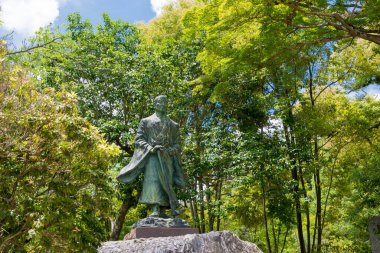Kyoto, Japonya - Japonya 'daki Arashiyama Park' ta Suminokura Ryoi Heykeli. Suminokura Ryoi (1554-1614), Kyoto döneminde tüccar ve nakliyeci..