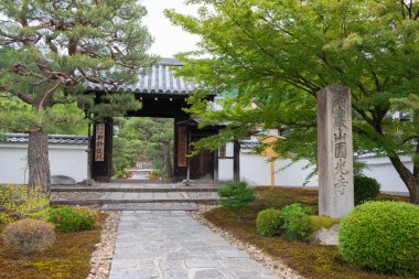 Kyoto, Japonya - Kyoto, Japonya 'daki Enko-ji Tapınağı. Enko-ji Tapınağı 1601 yılında Tokugawa Ieyasu tarafından Rakuyo Okulu olarak kuruldu..