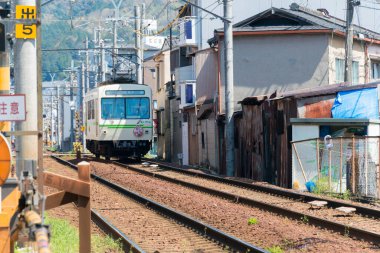 Kyoto, Japonya - Japonya 'nın Kyoto kentindeki Demachiyanagi İstasyonu yakınlarından Eizan Main Line manzaralı Eizan Electric Railway Type 700.