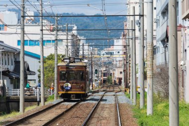 Kyoto, Japonya - 5 Nisan 2020 - Japonya 'nın Kyoto kentindeki Shijo-Omiya İstasyonu yakınlarından Arashiyama Hattı üzerinde Keifuku Elektrik Demiryolu Tipi 21.