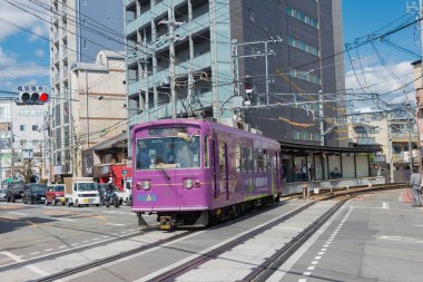 Kyoto, Japonya - Japonya 'nın Kyoto kentindeki Saiin İstasyonu yakınlarından Arashiyama Hattı' nda Keifuku Elektrik Demiryolu Tipi 501.